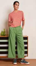 Laden Sie das Bild in den Galerie-Viewer, Hose Fintan Cropped Timba, Jade-Grün
