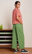 Laden Sie das Bild in den Galerie-Viewer, Hose Fintan Cropped Timba, Jade-Grün
