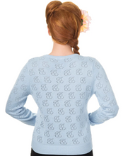 Laden Sie das Bild in den Galerie-Viewer, Cardigan Cadilac, Kirsch-Lochstickerie, Hellblau Plus Size

