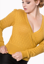 Laden Sie das Bild in den Galerie-Viewer, Feinstrick-Pulli Basic Instinct mit Lochmuster, Senf
