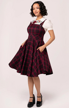 Laden Sie das Bild in den Galerie-Viewer, Latzkleid Carmina Pinafore, Tartan-Burgundy
