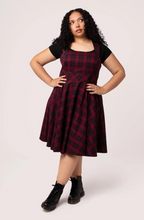 Laden Sie das Bild in den Galerie-Viewer, Latzkleid Carmina Pinafore, Tartan-Burgundy Plus Size
