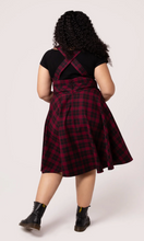 Laden Sie das Bild in den Galerie-Viewer, Latzkleid Carmina Pinafore, Tartan-Burgundy Plus Size
