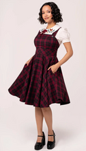 Laden Sie das Bild in den Galerie-Viewer, Latzkleid Carmina 50&#39;s Pinafore, Burgundy, Plus Size
