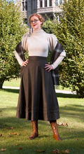 Laden Sie das Bild in den Galerie-Viewer, The Tireless Trailblazer Skirt, Wollmix, Pine green wool blend, Plus Size
