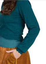 Laden Sie das Bild in den Galerie-Viewer, Feinstrick Pullover Scarlet,  Emerald

