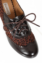 Laden Sie das Bild in den Galerie-Viewer, Vintage Schnürpumps Bertie´s Leopard, Braun
