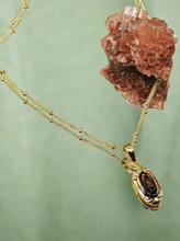 Laden Sie das Bild in den Galerie-Viewer, Halskette, The Antique Necklace Smokey Quartz, Vergoldet
