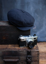 Laden Sie das Bild in den Galerie-Viewer, Klassische Schiebermütze, Olive oder Navy
