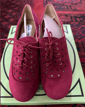 Laden Sie das Bild in den Galerie-Viewer, Wedges Evelyn 40&#39;s, Wildlederimitat, Dunkelrot
