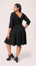 Laden Sie das Bild in den Galerie-Viewer, Swingkleid Lois mit raffinierte Rückansicht, Schwarz, Plus Size
