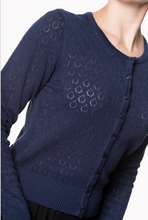Laden Sie das Bild in den Galerie-Viewer, Cardigan Watch Out mit Lochmuster, Nachtblau
