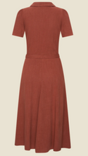 Laden Sie das Bild in den Galerie-Viewer, Swingkleid Revers Leinen-Midikleid in Terracotta

