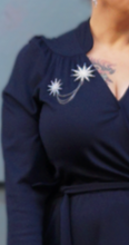 Laden Sie das Bild in den Galerie-Viewer, Schmeichelhaftes Wickelkleid 40´s Leaf, Navy
