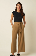 Laden Sie das Bild in den Galerie-Viewer, High-Waist Hose mit Bindegürtel, Ava Pants Tuillerie, Camel
