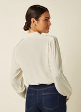 Laden Sie das Bild in den Galerie-Viewer, Elegante Bluse, Karen Blouse Sista, Fairtrade, Ivory
