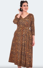 Laden Sie das Bild in den Galerie-Viewer, Swingkleid Leopard in Wickeloptik, Braun
