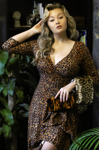 Laden Sie das Bild in den Galerie-Viewer, Swingkleid Leopard in Wickeloptik, Braun
