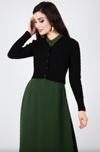 Laden Sie das Bild in den Galerie-Viewer, Cardigan im Retro‑Look – feines Zopfmuster Mabel Cropped, Schwarz, Plus Size
