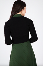 Laden Sie das Bild in den Galerie-Viewer, Cardigan im Retro‑Look – feines Zopfmuster Mabel Cropped, Schwarz, Plus Size
