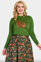 Laden Sie das Bild in den Galerie-Viewer, Feinstrick-Pulliover Squirrel mit Eichhörnchenmotiv,Grün
