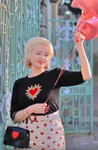 Laden Sie das Bild in den Galerie-Viewer, Feiner Retro-Pulli mit auffälliger Herz‑Stickerei, Queen Of Hearts, Schwarz
