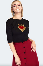 Laden Sie das Bild in den Galerie-Viewer, Feiner Retro-Pulli mit auffälliger Herz‑Stickerei, Queen Of Hearts, Schwarz
