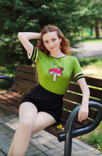 Laden Sie das Bild in den Galerie-Viewer, Pulli Woodland Embroidery mit Pilz-Schnecke-Motiv, Grün
