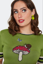 Laden Sie das Bild in den Galerie-Viewer, Pulli Woodland Embroidery mit Pilz-Schnecke-Motiv, Grün
