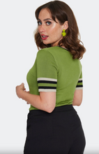Laden Sie das Bild in den Galerie-Viewer, Pulli Woodland Embroidery mit Pilz-Schnecke-Motiv, Grün
