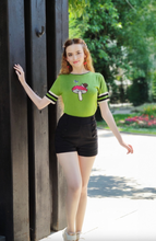 Laden Sie das Bild in den Galerie-Viewer, Pulli Woodland Embroidery mit Pilz-Schnecke-Motiv, Grün
