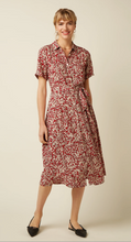 Laden Sie das Bild in den Galerie-Viewer, Swingkleid Olive Paradis 40's, Blumenmuster, Rot
