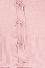 Laden Sie das Bild in den Galerie-Viewer, Cardigan April mit Bubikragen und Druckknöpfen, Blush-Rosa
