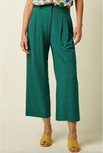 Laden Sie das Bild in den Galerie-Viewer, Hose Fintan Cropped  Timba, Grün

