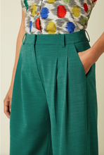 Laden Sie das Bild in den Galerie-Viewer, Hose Fintan Cropped  Timba, Grün
