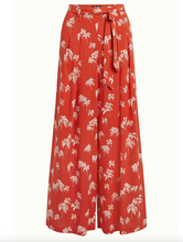 Laden Sie das Bild in den Galerie-Viewer, Marnie Pants The Haze mit Palmenprint, Rot
