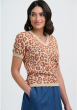 Laden Sie das Bild in den Galerie-Viewer, Feinstrick-Pulli Gayna Oatmeal, Natural Leopard
