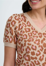 Laden Sie das Bild in den Galerie-Viewer, Feinstrick-Pulli Gayna Oatmeal, Natural Leopard
