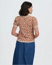 Laden Sie das Bild in den Galerie-Viewer, Feinstrick-Pulli Gayna Oatmeal, Natural Leopard
