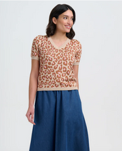 Laden Sie das Bild in den Galerie-Viewer, Feinstrick-Pulli Gayna Oatmeal, Natural Leopard
