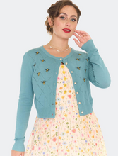 Laden Sie das Bild in den Galerie-Viewer, Cardigan Bee 50's mit Bienenmotiv
