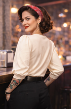 Laden Sie das Bild in den Galerie-Viewer, V-Neck Top Michelle, Ivory
