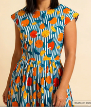 Laden Sie das Bild in den Galerie-Viewer, Swingkleid Gina mit  Orangenmotiv-Gestreift
