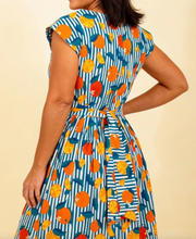 Laden Sie das Bild in den Galerie-Viewer, Swingkleid Gina mit  Orangenmotiv-Gestreift
