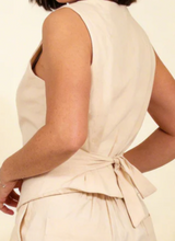 Laden Sie das Bild in den Galerie-Viewer, Weste Nancy mit Leinen , Sand/Beige

