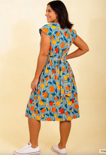 Laden Sie das Bild in den Galerie-Viewer, Swingkleid Gina mit  Orangenmotiv-Gestreift
