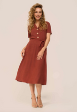 Laden Sie das Bild in den Galerie-Viewer, Kleid Revers Leinen-Midikleid, 40's in Terracotta, Plus Size
