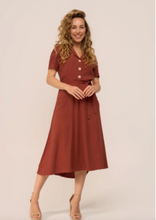 Laden Sie das Bild in den Galerie-Viewer, Kleid Revers Leinen-Midikleid, 40's in Terracotta, Plus Size
