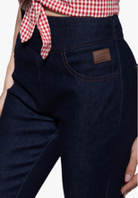 Laden Sie das Bild in den Galerie-Viewer, Capri Jeans 'Joan' , Denim
