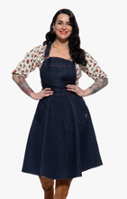Laden Sie das Bild in den Galerie-Viewer, Latzkleid 'Josie' in Denim
